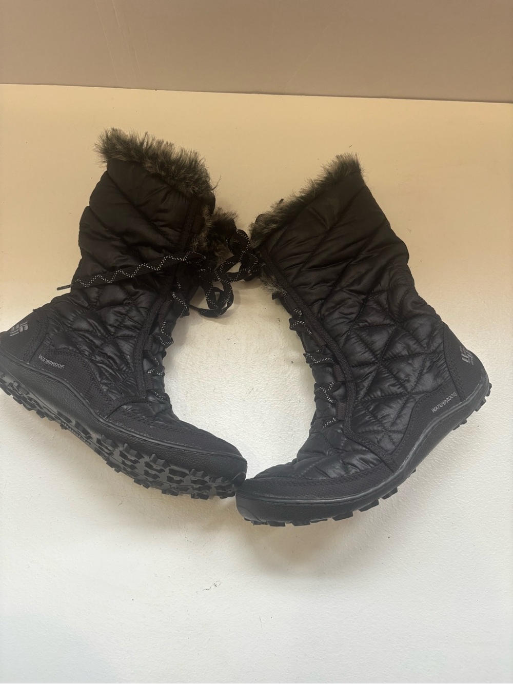 Columbia Women’ Sz 6 Minx Mid Calf Winter Snow Boots Black Quilted
